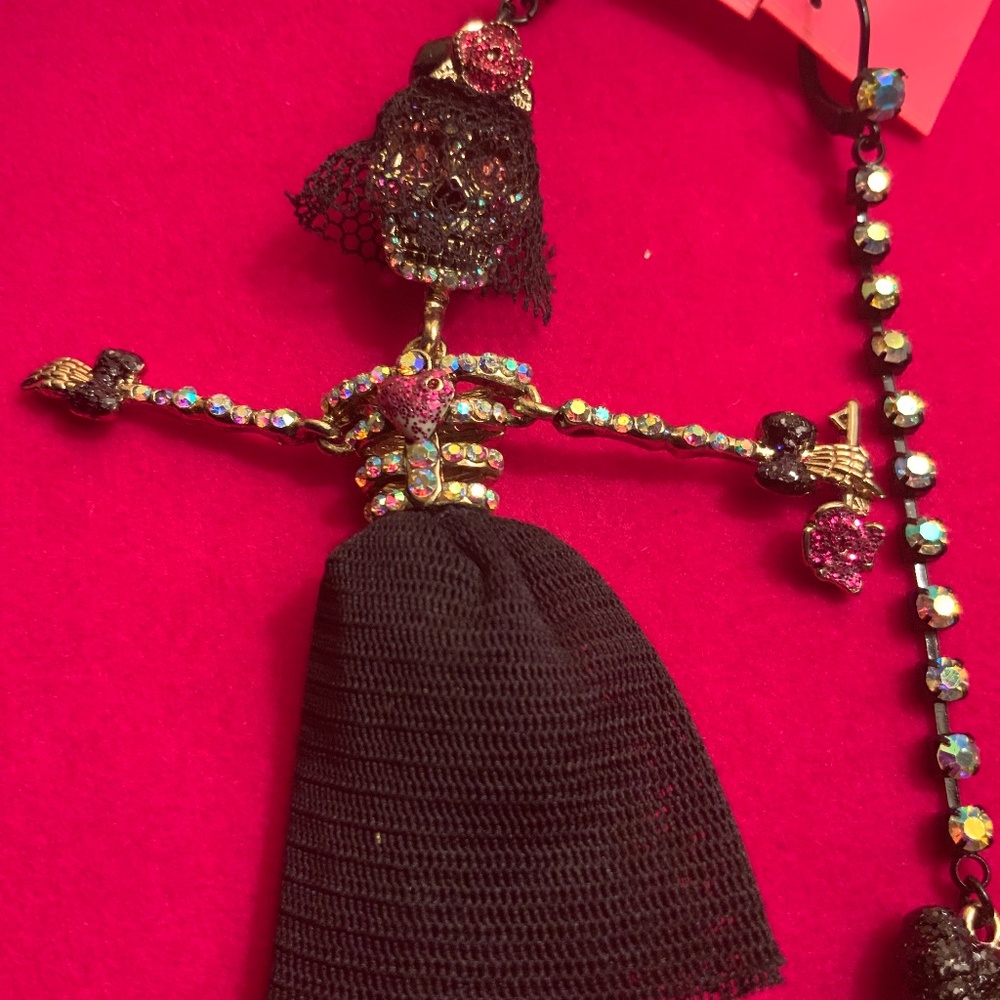 Betsey Johnson Creepshow Mismatched Skull Widow Earrings - 5